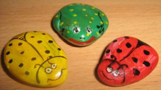 Цветная память о лете. Поделки из гальки