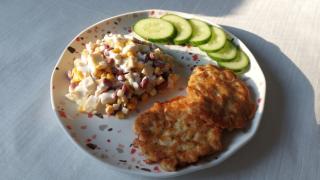 Идея вкусного ужина. Сочные куриные котлетки и фасолевый салат 