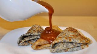 Блины с маком и соус с соленой карамелью