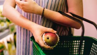 Как накормить ребенка фруктами, если он их не любит