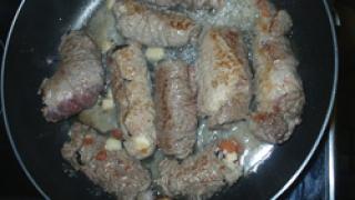 Свиные рулетики с помидорами и сыром