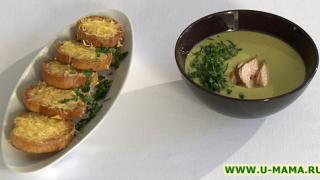 Гороховый суп с беконом и сырными тостами