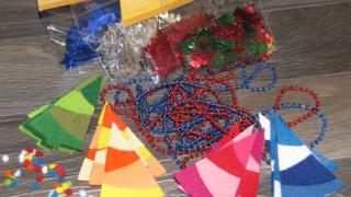 Новогодние поделки с малышом. Подвески «Ёлочки из фетра»