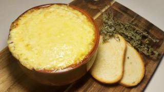 Луковый суп в горшочках. Простая вариация французского супа