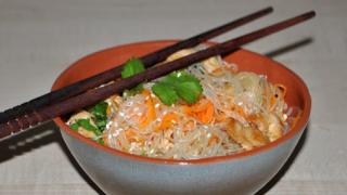 Фунчоза с курицей и овощами по-корейски