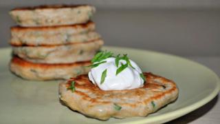 Пышные оладьи на кефире. С луком и цельнозерновой мукой 