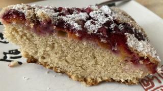 Пирог-перевертыш со сливами