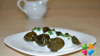 Долма в виноградных листьях