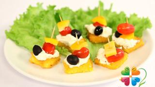 Кукурузные гренки с помидорами и козьим сыром (рецепт с видео!)