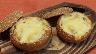 Жюльен с курицей и грибами в булочке