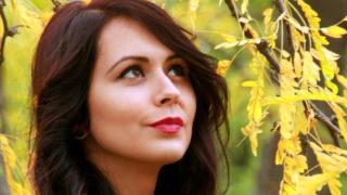 Дырки, вязаные манишки и чепчики. Модные тренды осени 2021