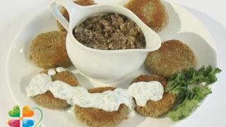 Биточки из чечевицы с грибной подливкой (рецепт с видео)