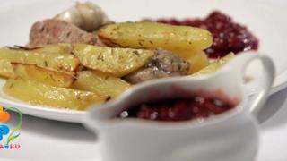 Индейка с ягодами можжевельника и брусничным соусом (рецепт с видео)