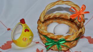 Пасхальная плетеная корзина из дрожжевого теста