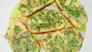 Поджаренный хлеб с зеленым луком