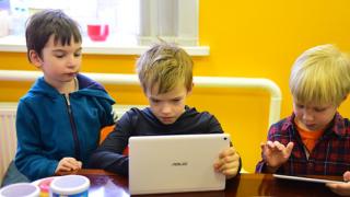 Нужно ли запрещать ребенку гаджеты?