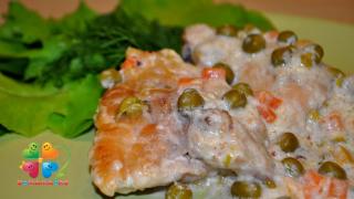Рецепты для мультиварки. Курица с горошком в сметанном соусе