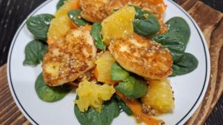 «Соблазн на тарелке». Яркие весенние салаты с жареным халуми